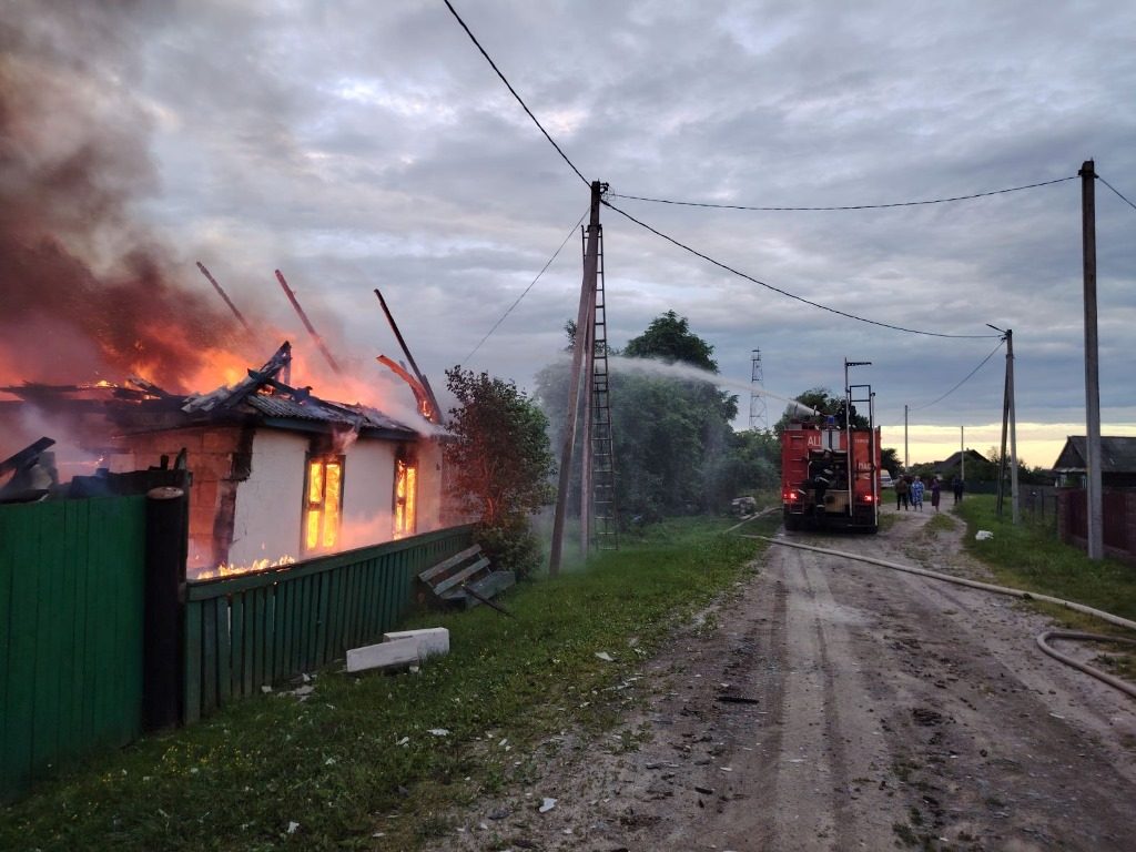 В деревне Переров сосед спас пенсионера из горящего дома