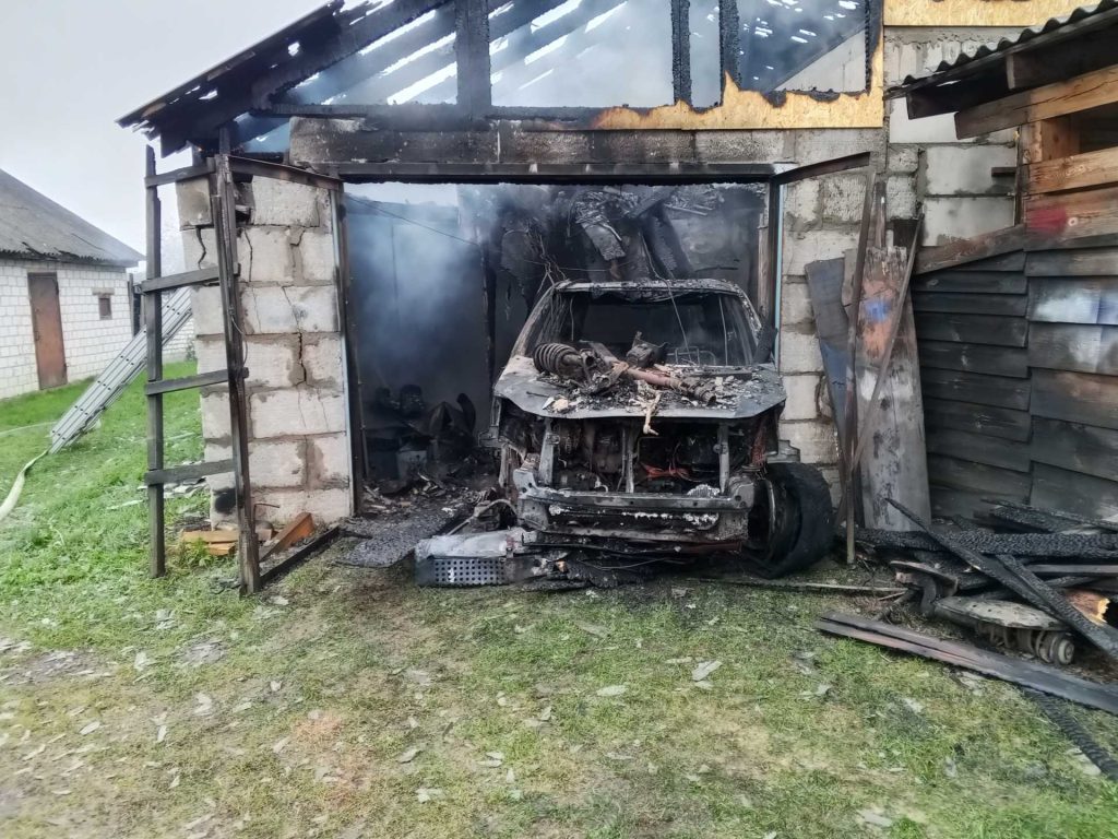 В Октябрьском во время сварочных работ в гараже сгорел автомобиль