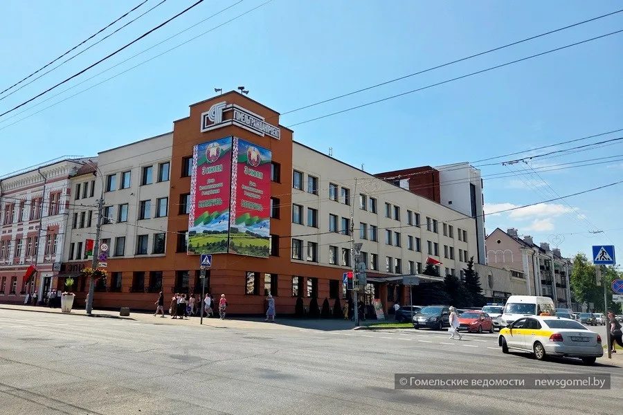 Гомель украсили к Дню Независимости флагами и композициями