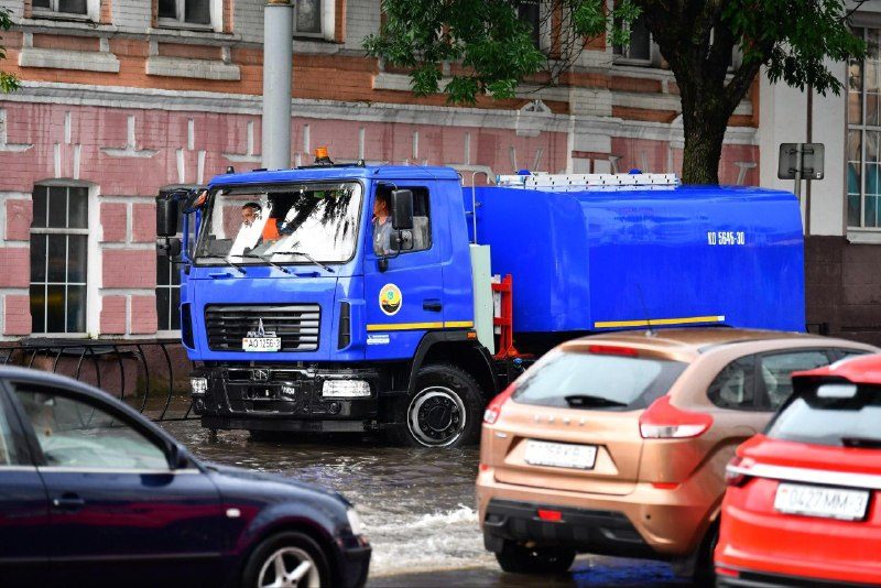 Ливень затопил участки дорог Гомеля, движение транспорта приостановлено