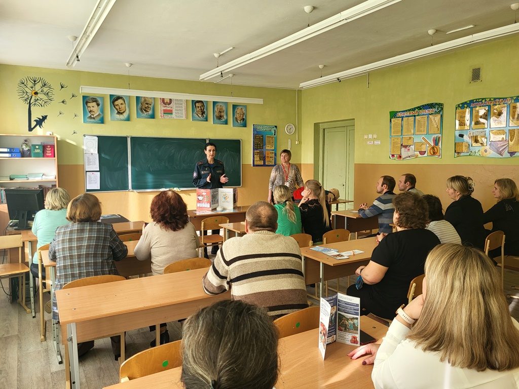 В Добруше спасатели научили детей и родителей правилам безопасности