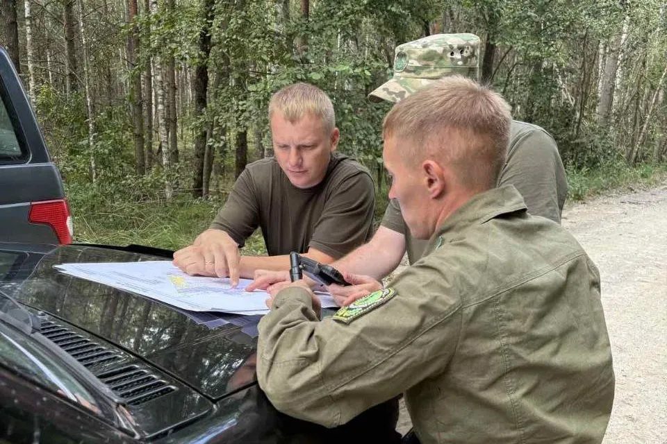 Лесоводам Жлобинского района помогают коллеги из соседних лесхозов