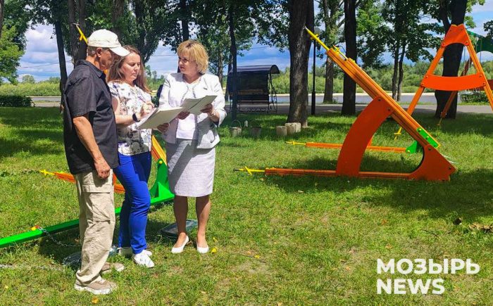 В парке Победы Мозыря устанавливают новое игровое оборудование