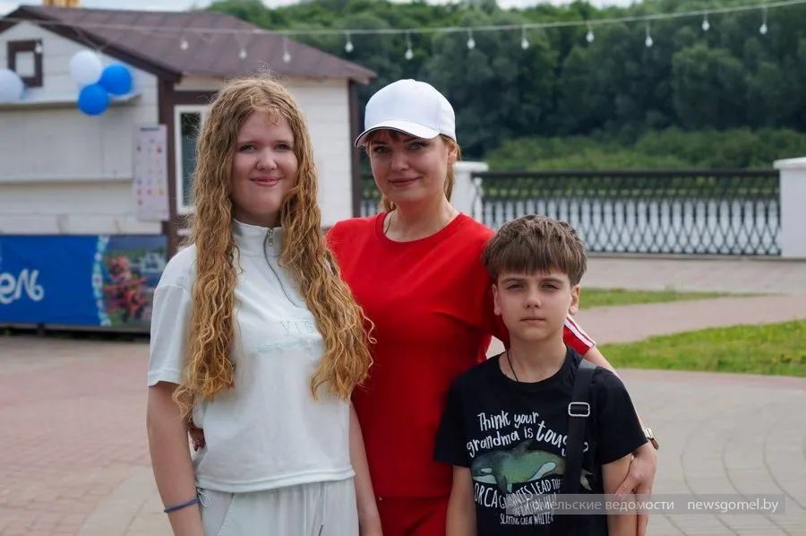 На набережной прошла утренняя зарядка для всей семьи