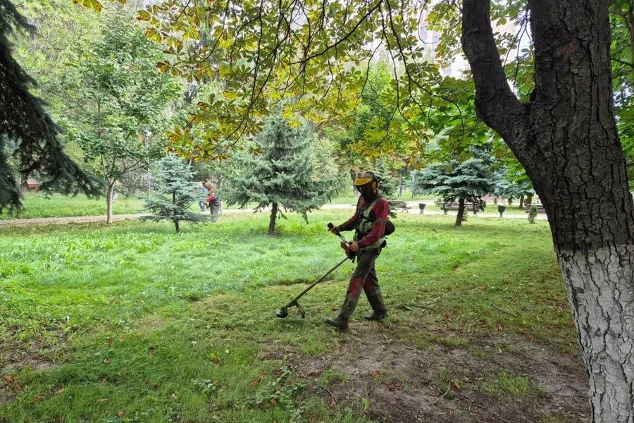 На Весенней и в сквере Строителей убрали травы и сучья