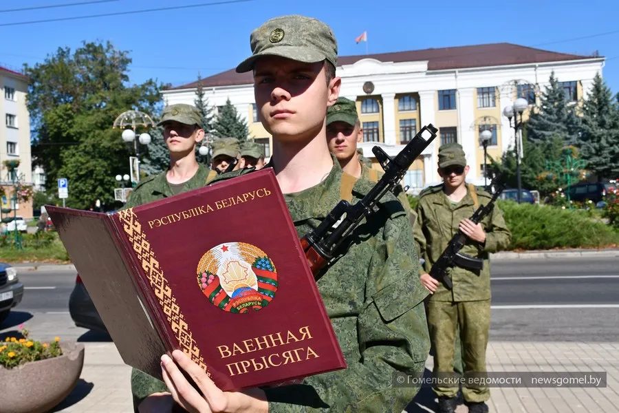 Студенты БелГУТ приняли Военную присягу на площади Победы