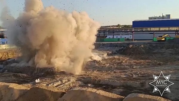 На Химзаводской демонтировали фундамент здания взрывом