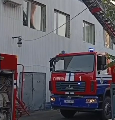 Пожар в неэксплуатируемом здании на улице Интернациональной в Гомеле