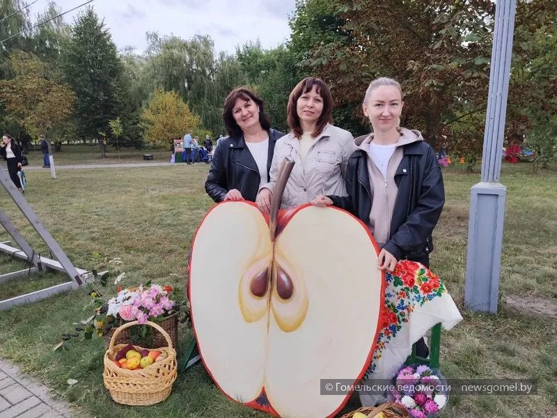 В Советском районе отпраздновали День города яблочным фестивалем и музыкой