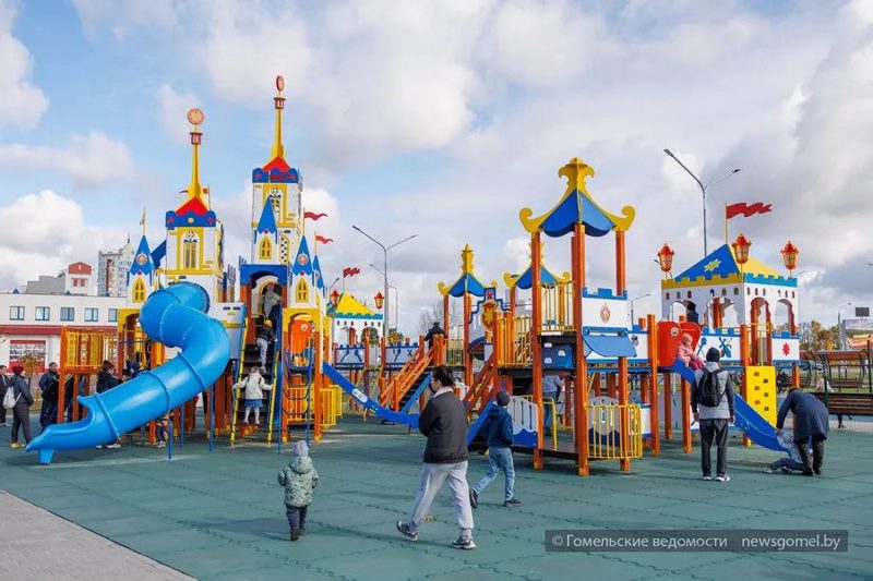 Игровая площадка во дворе Мазурова и Бородина разрушена вандалами