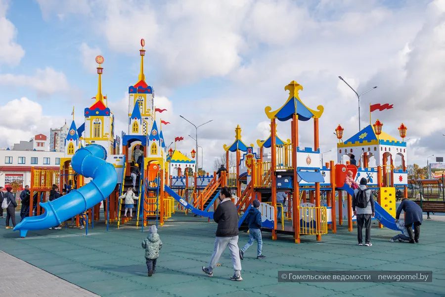 Игровая площадка во дворе Мазурова и Бородина разрушена вандалами