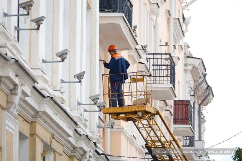 На улице Советской обновляют подсветку зданий