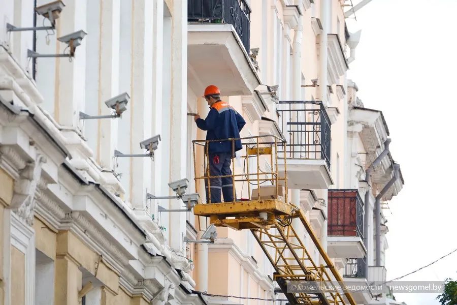 На улице Советской обновляют подсветку зданий